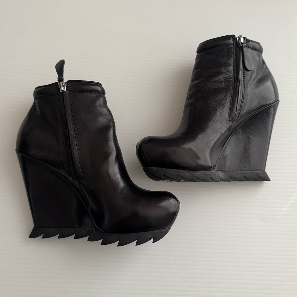 Camilla Skovgaard Saw Sole Black Leather Wedge
Ankle Booties Size 8 - Picture 5 of 12